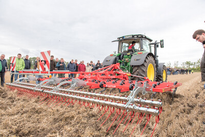Wassersparend, bodenschonend, wirtschaftlich: Maschinenvorf&uuml;hrung zur ultraflachen Bodenbearbeitung mit mehr als 40 Ger&auml;ten in Sehnde (Region Hannover).