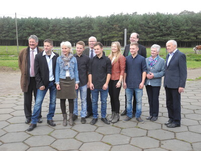 Vordere Reihe von links: Andreas und Sabine Lohm&uuml;ller sowie die Kinder Jake, Devon, Alison und Luke, Maria Stilling, Paul Stilling. Hintere Reihe von links: Herr Landrat Winter, Herr Pr&auml;sident Schwetje, Herr Minister Meyer