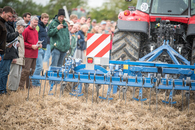 Wassersparend, bodenschonend, wirtschaftlich: Maschinenvorführung zur ultraflachen Bodenbearbeitung mit mehr als 40 Geräten in Sehnde (Region Hannover).