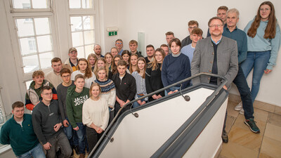 Absolvent/-innen gr&uuml;ner Berufe profitieren vom Weiterbildungsstipendium - in Oldenburg gratulierten Kammerdirektor Dr. Bernd von Garmissen (4.v.r.) und LWK-Ausbildungsberater Heiko Ahlrichs (2.v.r.).