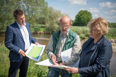 Ergebnisse und Herausforderungen der Nutriajagd: Fachleute der LWK, Vertreter*innen der J&auml;gerschaft sowie des Unterhaltungsverbandes am 11.05.2022 beim Treffen mit Agrarministerin Barbara Otte-Kinast an der Vechte bei Quendorf (Grafschaft Bentheim).