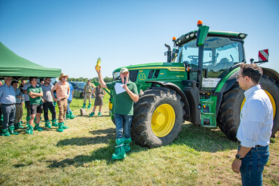 Mit Rapsöl betriebener Schlepper des Herstellers John Deere beim Praxistag Alternative Antriebsenergien für Landmaschinen am 01.07.2025 im LBZ Echem.