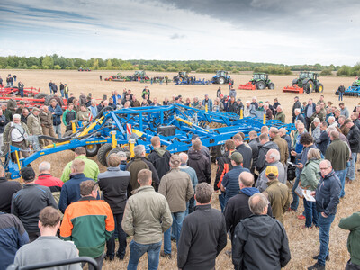 Wassersparend, bodenschonend, wirtschaftlich: Maschinenvorf&uuml;hrung zur ultraflachen Bodenbearbeitung mit mehr als 40 Ger&auml;ten in Sehnde (Region Hannover).