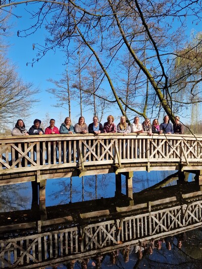 Erfolg mit Aussicht: Die neuen AgrarB&uuml;romanagerinnen im Schlosspark Agathenburg