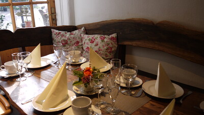 Kaffeetisch im Hofcafé - © Sabine Hoppe Kaffeetisch im Hofcafé