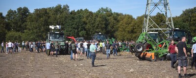 Bei der Maschinenvorf&uuml;hrung &bdquo;Von der Aussaat bis zur Ernte &ndash; Techniken rund um den Maisanbau&ldquo; in Gyhum waren am 7. September 2023 insgesamt 60 Ger&auml;te und Maschinen im praktischen Einsatz zu erleben.