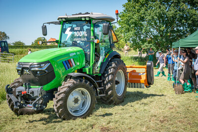 Elektrotraktor des chinesischen Herstellers Xeevo beim Praxistag Alternative Antriebsenergien für Landmaschinen am 01.07.2025 im LBZ Echem.