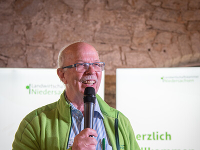 Kammerpr&auml;sident Gerhard Schwetje beim Fach-Event &bdquo;Zwischen Acker und App &ndash; Digitalisierung Ihres Pflanzenbaus&ldquo; auf der Dom&auml;ne Schickelsheim (K&ouml;nigslutter/Kreis Helmstedt).