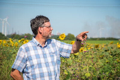 Landwirt Matthias Johns während der Vorstellung einer Fläche speziell für den Rebhuhnschutz nahe des Wolfenbütteler Ortsteils Leinde. Derartige Projekte werden im Zuge des Natur- und Artenschutzbündnisses „Der Niedersächsische Weg“ vermehrt umgesetzt. - © Wolfgang Ehrecke Landwirt Matthias Johns während der Vorstellung einer Fläche speziell für den Rebhuhnschutz nahe des Wolfenbütteler Ortsteils Leinde. Derartige Projekte werden im Zuge des Natur- und Artenschutzbündnisses „Der Niedersächsische Weg“ vermehrt umgesetzt.