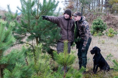Auf der Jagd - © Karl-Heinz Jansen Mit dem Jagdgast auf der Pirsch