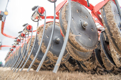 Wassersparend, bodenschonend, wirtschaftlich: Maschinenvorführung zur ultraflachen Bodenbearbeitung mit mehr als 40 Geräten in Sehnde (Region Hannover).