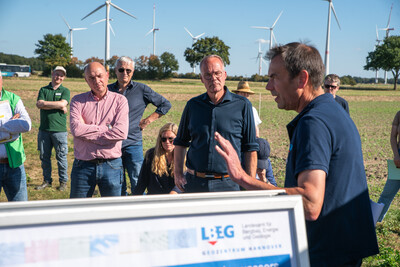 Dr. Knut Meyer (LBEG) informierte &uuml;ber Bodenbeschaffenheit und Funktionsweise des Sickerwasserversuchs