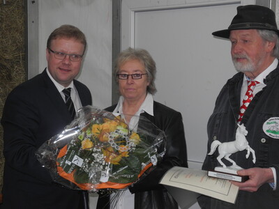 Der stellvertr. Präsident, Hermann Hermeling, übermittelt die Glückwünsche der Landwirtschaftskammer Niedersachsen - © Dr. Hans-Gerd Brunken Der stellvertr. Präsident, Hermann Hermeling, übermittelt die Glückwünsche der Landwirtschaftskammer Niedersachsen