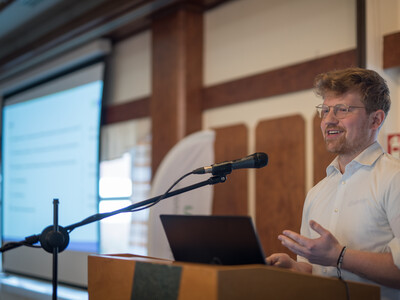 Carl Fritsch vom Forschungsinstitut für Wasserwirtschaft und Klimazukunft an der Rheinisch-Westfälischen Technischen Hochschule Aachen spricht auf der 15. Biogastagung der Landwirtschaftskammer Niedersachsen am 28.02.2024 in Verden. - © Wolfgang Ehrecke Carl Fritsch vom Forschungsinstitut für Wasserwirtschaft und Klimazukunft an der Rheinisch-Westfälischen Technischen Hochschule Aachen spricht auf der 15. Biogastagung der Landwirtschaftskammer Niedersachsen am 28.02.2024 in Verden.