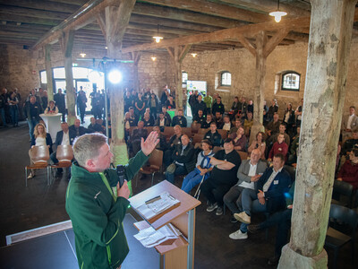 Jobst G&ouml;deke, Leiter des PraxisLabors Digitaler Ackerbau, beim Fach-Event &bdquo;Zwischen Acker und App &ndash; Digitalisierung Ihres Pflanzenbaus&ldquo; auf der Dom&auml;ne Schickelsheim (K&ouml;nigslutter/Kreis Helmstedt).