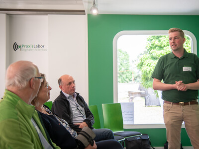 Austausch mit Agrar-Staatssekret&auml;rin Frauke Patzke (2.v.l.) beim Fach-Event &bdquo;Zwischen Acker und App &ndash; Digitalisierung Ihres Pflanzenbaus&ldquo; auf der Dom&auml;ne Schickelsheim (K&ouml;nigslutter/Kreis Helmstedt).