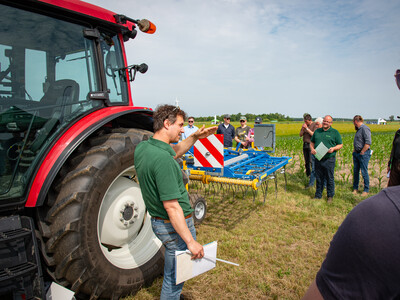 Erl&auml;uterungen zum Einsatz eines Zinkenstriegels mit Volker Gra&szlig; (&Ouml;kologischer Landbau) beim Feldtag zum Thema Landwirtschaft und Wasserschutz am 17.06.2026 in Schw&uuml;blingsen (Uetze/Region Hannover).