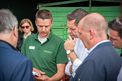 Ministerpr&auml;sident Olaf Lies zu Besuch auf der Pflanzenbau-Versuchsstation Borwede.