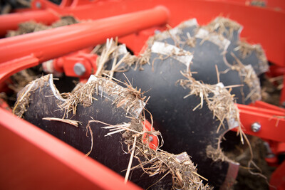 Wassersparend, bodenschonend, wirtschaftlich: Maschinenvorf&uuml;hrung zur ultraflachen Bodenbearbeitung mit mehr als 40 Ger&auml;ten in Sehnde (Region Hannover).