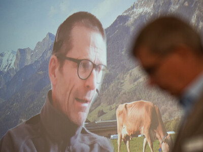 Per Video-Schalte berichtet der Schweizer Jan Boner beim 2. Echemer Zauntag &uuml;ber den Herdenschutz im Kanton Graub&uuml;nden.