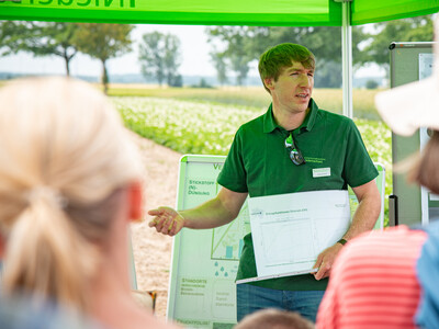 Wolfgang Klahsen (D&uuml;ngebeh&ouml;rde) beim Feldtag zum Thema Landwirtschaft und Wasserschutz am 17.06.2026 in Schw&uuml;blingsen (Uetze/Region Hannover).