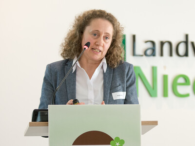 Annette Stadler (Institut für Gartenbau an der Hochschule Weihenstephan-Triesdorf in Freising) während der Abschlussveranstaltung für das Projekt 'TerZ - Einsatz torfreduzierter Substrate im Zierpflanzenbau' am 23.03.2023 in Hannover-Ahlem.