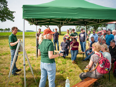 Volker Gra&szlig; (l., &Ouml;kologischer Landbau) und Dorothea Flassig (Vordergrund) aus der D&uuml;ngebeh&ouml;rde beim Feldtag zum Thema Landwirtschaft und Wasserschutz am 17.06.2026 in Schw&uuml;blingsen (Uetze/Region Hannover).