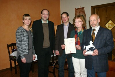 Minister Meyer verleiht den Staatsehrenpreis (von rechts: Wilhelm Hormann, Charlotte Hormann, Cord Hormann, Minister Meyer, Melia Hartmann
