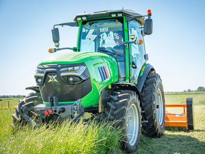 Elektrotraktor des chinesischen Herstellers Xeevo beim Praxistag Alternative Antriebsenergien für Landmaschinen am 01.07.2025 im LBZ Echem.