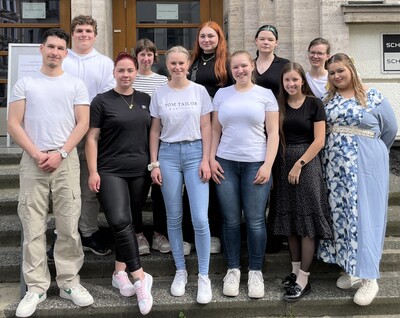 Insgesamt nahmen elf junge Frauen und Männer am Landesentscheid in Hannover teil, die sich in regionalen Erstentscheiden an den Berufsschulen für das Finale qualifiziert hatten.