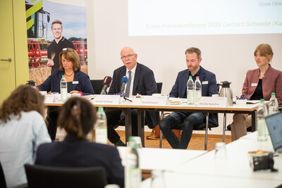 Ernte-PK am 03.09.2026 in Hannover-Ahlem (v.l.): Marktexpertin Stephanie Stöver-Cordes, Kammerpräsident Gerhard Schwetje, Gerald Burgdorf (Fachbereich Pflanzenbau) und Mareike Beiküfner (Fachbereich Ökolandbau). - © Christopher Hanraets Ernte-PK am 03.09.2026 in Hannover-Ahlem (v.l.): Marktexpertin Stephanie Stöver-Cordes, Kammerpräsident Gerhard Schwetje, Gerald Burgdorf (Fachbereich Pflanzenbau) und Mareike Beiküfner (Fachbereich Ökolandbau).