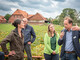 Agrarministerin Miriam Staudte (l.) und Volker Hahn (r., Vorsitzender des LWK-Fachbeirats Versuchswesen Pflanze) auf dem LeguNet-Soja-Feldtag der Landwirtschaftskammer Niedersachsen in Blender im Kreis Verden. - © Wolfgang Ehrecke Agrarministerin Miriam Staudte (l.) und Volker Hahn (r., Vorsitzender des LWK-Fachbeirats Versuchswesen Pflanze) auf dem LeguNet-Soja-Feldtag der Landwirtschaftskammer Niedersachsen in Blender im Kreis Verden.