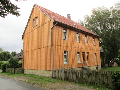 Ein Blickfang ist diese Fassadengestaltung, die als senkrechte Boden-Deckel-Schalung angebracht wurde. - © Dieter Scholz Fassadengestaltung mit Boden-Deckel-Schalung