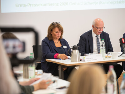 Ernte-PK am 03.09.2026 in Hannover-Ahlem (v.l.): Marktexpertin Stephanie Stöver-Cordes, Kammerpräsident Gerhard Schwetje und Gerald Burgdorf (Fachbereich Pflanzenbau). - © Christopher Hanraets Ernte-PK am 03.09.2026 in Hannover-Ahlem (v.l.): Marktexpertin Stephanie Stöver-Cordes, Kammerpräsident Gerhard Schwetje und Gerald Burgdorf (Fachbereich Pflanzenbau).
