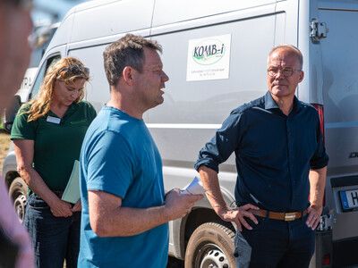 Landwirt Niels Kynast (links) im Gespr&auml;ch mit Matthias Miersch