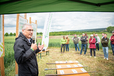 Bodenexperte Dr. Frank Lorenz (l., LUFA Nord-West) beim Fach-Event &bdquo;Zwischen Acker und App &ndash; Digitalisierung Ihres Pflanzenbaus&ldquo; auf der Dom&auml;ne Schickelsheim (K&ouml;nigslutter/Kreis Helmstedt).