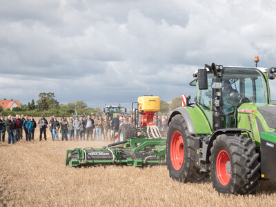 Wassersparend, bodenschonend, wirtschaftlich: Maschinenvorführung zur ultraflachen Bodenbearbeitung mit mehr als 40 Geräten in Sehnde (Region Hannover).