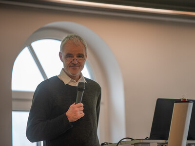 Prof. Dr. Johannes Isselstein von Uni Göttingen sprach über wissenschaftliche Erkenntnisse bei der Grünlandnutzung. - © Christopher Hanraets Prof. Dr. Johannes Isselstein von Uni Göttingen sprach über wissenschaftliche Erkenntnisse bei der Grünlandnutzung.