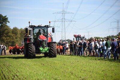 Bei der Maschinenvorf&uuml;hrung &bdquo;Von der Aussaat bis zur Ernte &ndash; Techniken rund um den Maisanbau&ldquo; in Gyhum waren am 7. September 2023 insgesamt 60 Ger&auml;te und Maschinen im praktischen Einsatz zu erleben.
