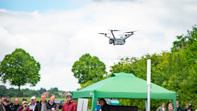 Aus Dock gestartete Drohne (Kopterzentrale) beim Fach-Event &bdquo;Zwischen Acker und App &ndash; Digitalisierung Ihres Pflanzenbaus&ldquo; auf der Dom&auml;ne Schickelsheim (K&ouml;nigslutter/Kreis Helmstedt).