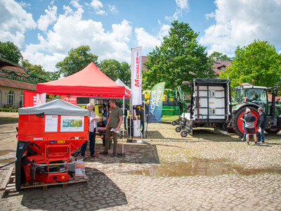 Fach-Event &bdquo;Zwischen Acker und App &ndash; Digitalisierung Ihres Pflanzenbaus&ldquo; auf der Dom&auml;ne Schickelsheim (K&ouml;nigslutter/Kreis Helmstedt).