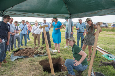 LWK-Expertin Dr. Sarah Witte (vorn) erläutert das Bodenprofil während des Grünlandfeldtags der Landwirtschaftskammer Niedersachsen und der Senatorin für Umwelt, Klima und Wissenschaft am 06.08.2024 im Bremer Blockland.
