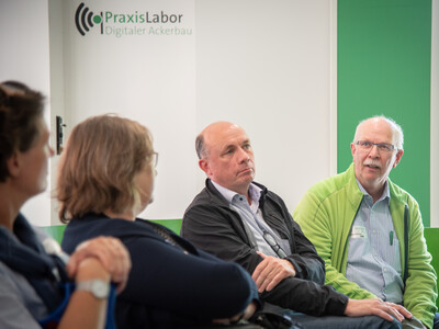 Austausch mit Agrar-Staatssekret&auml;rin Frauke Patzke (2.v.l.) beim Fach-Event &bdquo;Zwischen Acker und App &ndash; Digitalisierung Ihres Pflanzenbaus&ldquo; auf der Dom&auml;ne Schickelsheim (K&ouml;nigslutter/Kreis Helmstedt).