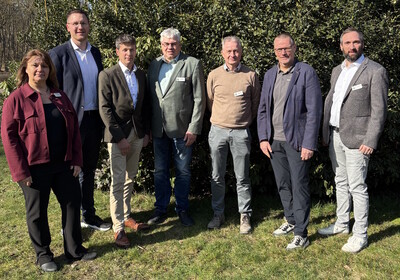 Der neu gew&auml;hlte agb-Vorstand mit der alten und neuen Gesch&auml;ftsf&uuml;hrung (von links): Stephanie St&ouml;ver-Cordes, Mathias Klahsen, Dirk Frahne, Gerhard Smit, Norbert Ihorst, Hinrich Weerts und Frank Revermann.