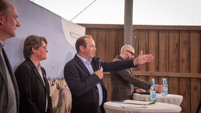 Landvolk-Vizepr&auml;sident und Zauntag-Moderator J&ouml;rn Ehlers (M.) w&auml;hrend der Podiumsdiskussion.