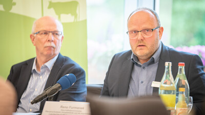 Reno Furmanek (r.), bei der Landwirtschaftskammer Leiter des Geschäftsbereichs Pflanzenschutzamt, Düngebehörde, Inspektionsdienste, und Kammerpräsident Gerhard Schwetje bei der Pressekonferenz zur Vorstellung des Nährstoffberichts 2024/25 am 15.06.2026. - © Wolfgang Ehrecke Reno Furmanek (r.), bei der Landwirtschaftskammer Leiter des Geschäftsbereichs Pflanzenschutzamt, Düngebehörde, Inspektionsdienste, und Kammerpräsident Gerhard Schwetje bei der Pressekonferenz zur Vorstellung des Nährstoffberichts 2024/25 am 15.06.2026.
