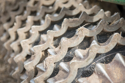 Wassersparend, bodenschonend, wirtschaftlich: Maschinenvorf&uuml;hrung zur ultraflachen Bodenbearbeitung mit mehr als 40 Ger&auml;ten in Sehnde (Region Hannover).