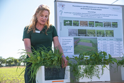 Andrea Knigge-Sievers pr&auml;sentiert Ergebnisse aus dem Zwischenfruchtanbau in Schw&uuml;blingsen