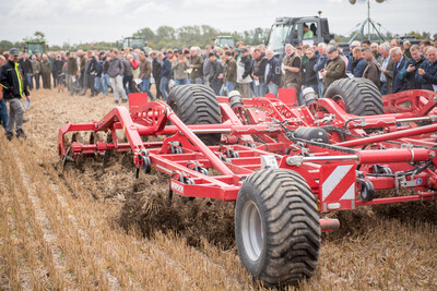 Wassersparend, bodenschonend, wirtschaftlich: Maschinenvorf&uuml;hrung zur ultraflachen Bodenbearbeitung mit mehr als 40 Ger&auml;ten in Sehnde (Region Hannover).