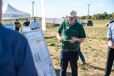 Tim Eiler pr&auml;sentiert Ergebnisse aus dem Zwischenfruchtanbau in Schw&uuml;blingsen